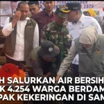 Khofifah Salurkan Air Bersih dan Sembako untuk 4.254 Warga Sampang