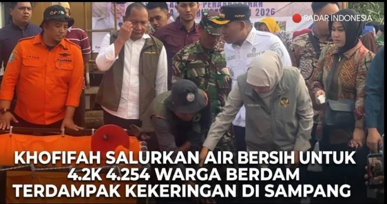 Khofifah Salurkan Air Bersih dan Sembako untuk 4.254 Warga Sampang