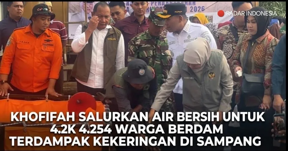Khofifah Salurkan Air Bersih dan Sembako untuk 4.254 Warga Sampang