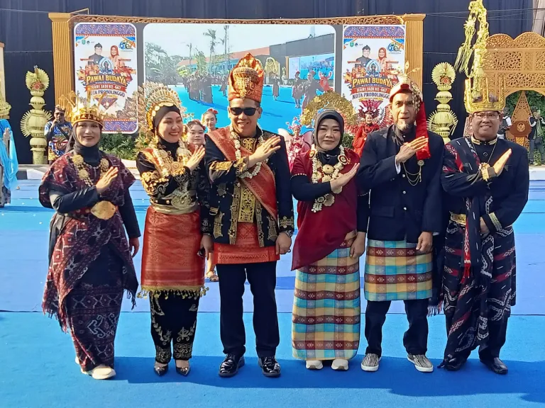 Kontingen DPUPR Tampil Eksotik Angkat Karakter Masyarakat Madura dalam Ajang Pawai Budaya Hari Jadi Kota Probolinggo ke 667