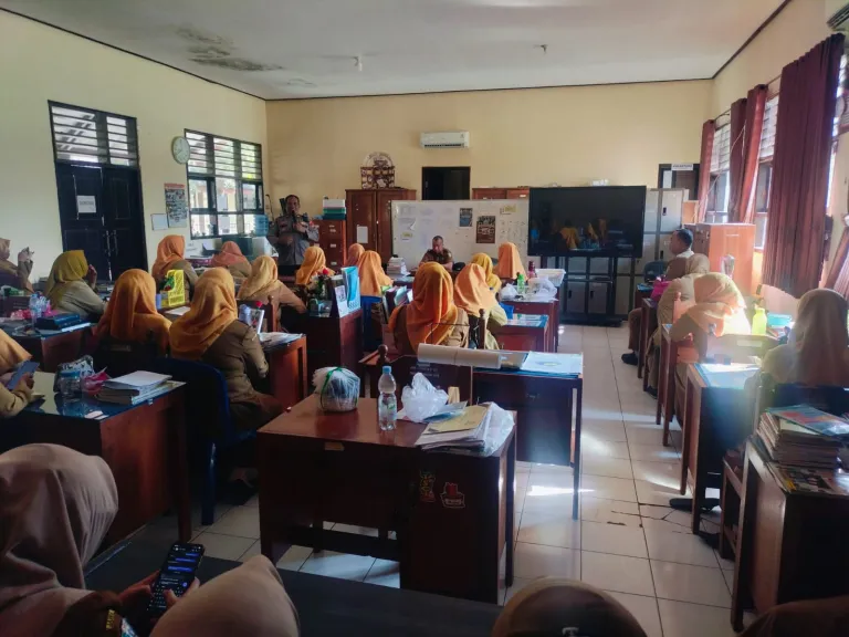 Satbinmas Polres Pasuruan Beri Edukasi Harkamtibmas kepada 1.350 Siswa Dan Dewan Guru SMKN Winongan