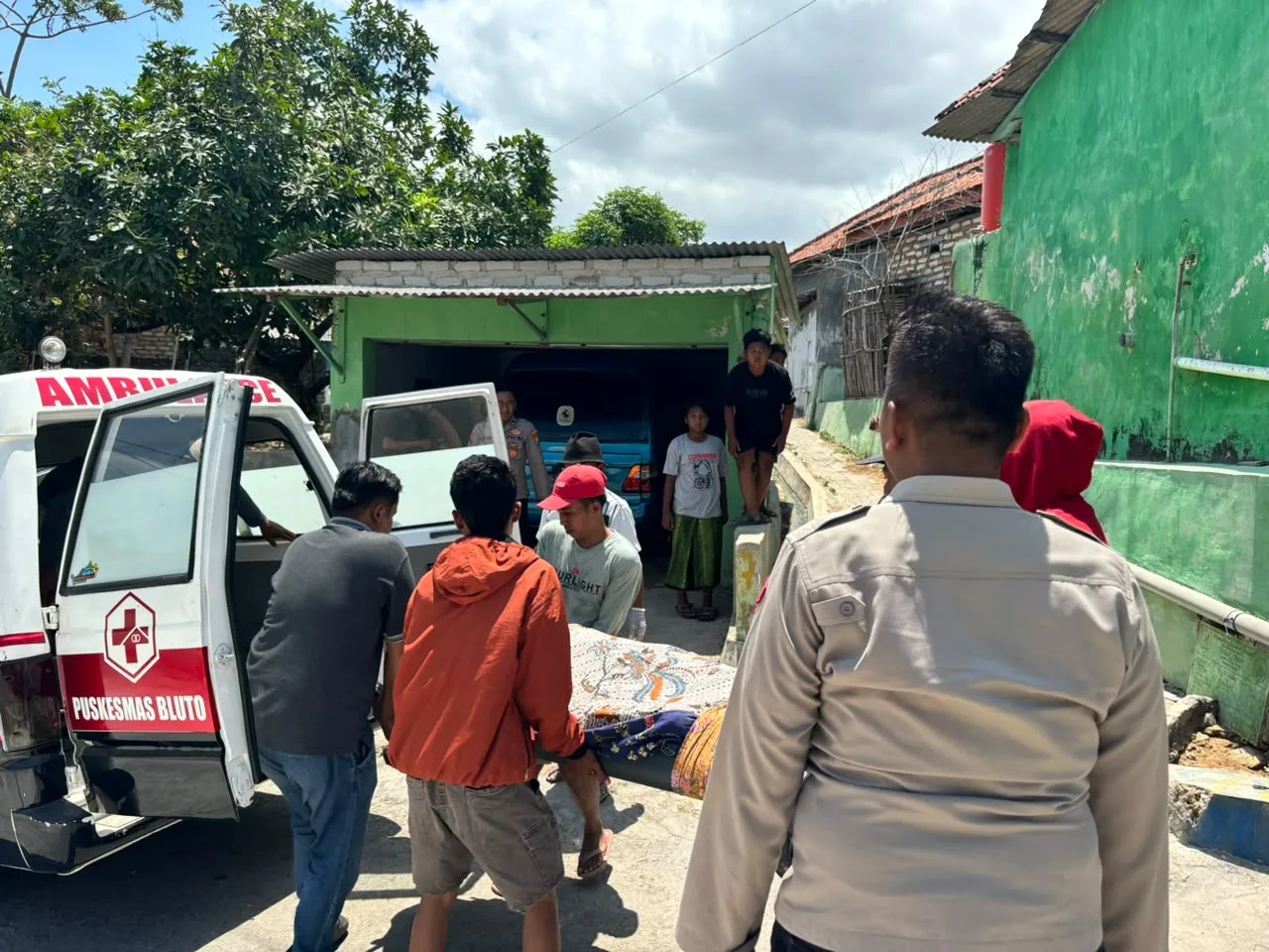 Perempuan Ditemukan Meninggal Dunia Di Tanah Tegal Desa Lobuk, Polsek Bluto Lakukan Penanganan