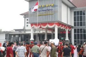 Polres Kubu Raya Kawal Aksi Warga Gang Parit Seribu di Kantor ATR/BPN