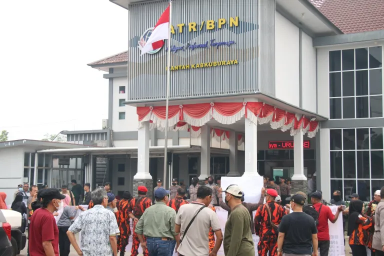 Polres Kubu Raya Kawal Aksi Warga Gang Parit Seribu di Kantor ATR/BPN