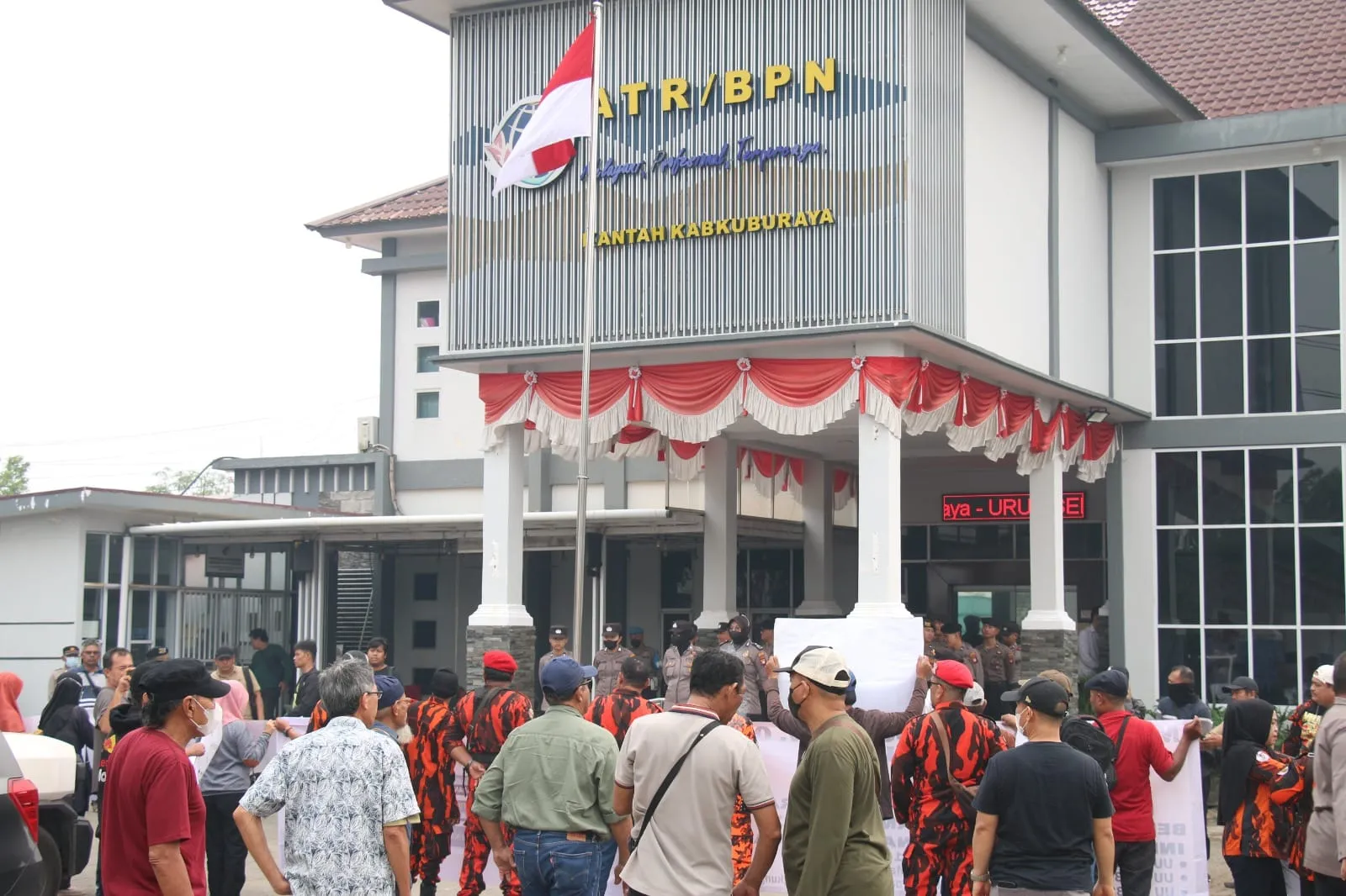 Polres Kubu Raya Kawal Aksi Warga Gang Parit Seribu di Kantor ATR/BPN