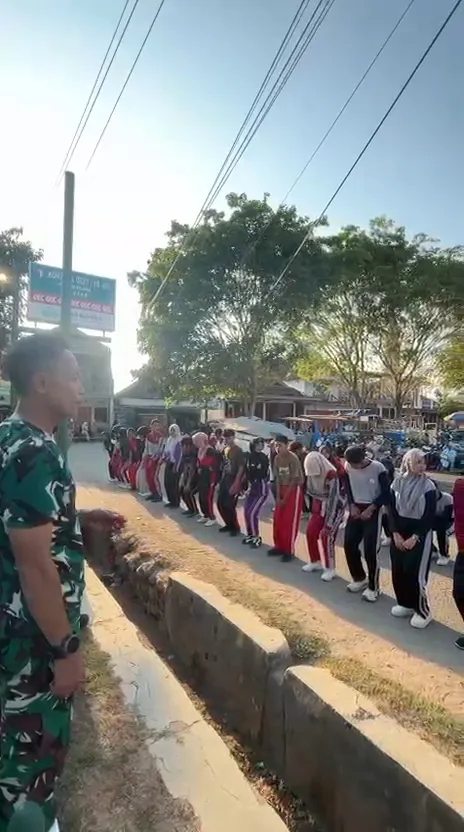 Penuh Disiplin, Pasukan Pengibar Hari Santri di Arjasa Bersiap Kibarkan Merah Putih