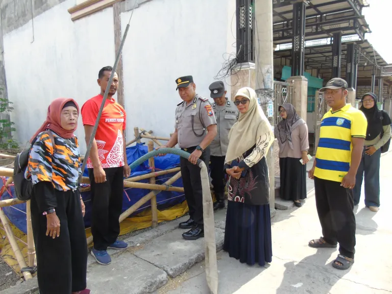 Sinergi Kepedulian di Hari Santri: Kapolsek Duduksampeyan dan Pemdes Panjunan Salurkan Bantuan Air Bersih