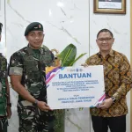Dukung Penugasan Yonif 500/Sikatan, Kadis Pendidikan Provinsi Jawa Timur Serahkan Alat dan Perlengkapan Sekolah