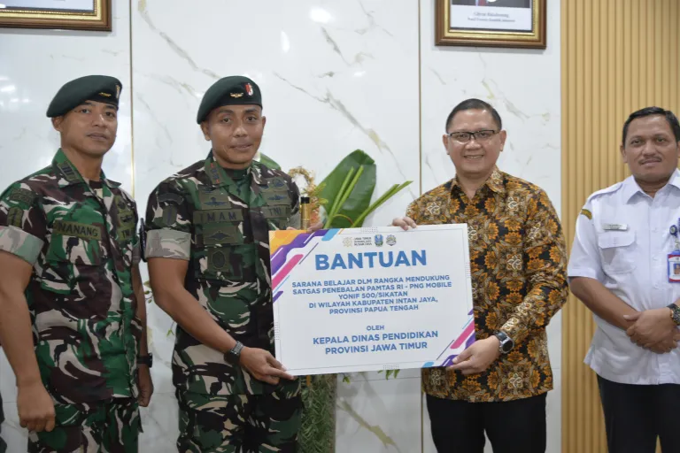 Dukung Penugasan Yonif 500/Sikatan, Kadis Pendidikan Provinsi Jawa Timur Serahkan Alat dan Perlengkapan Sekolah
