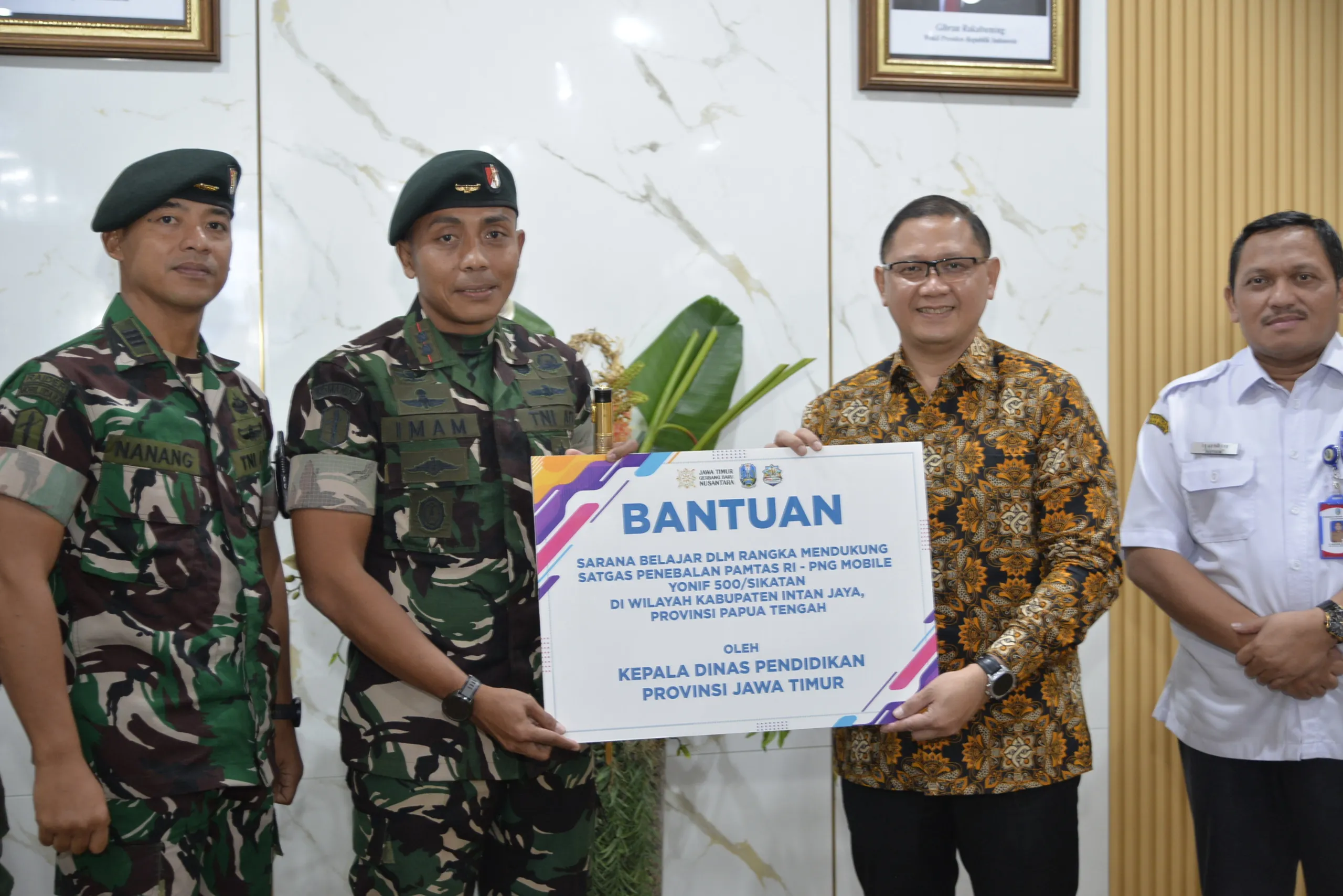 Dukung Penugasan Yonif 500/Sikatan, Kadis Pendidikan Provinsi Jawa Timur Serahkan Alat dan Perlengkapan Sekolah