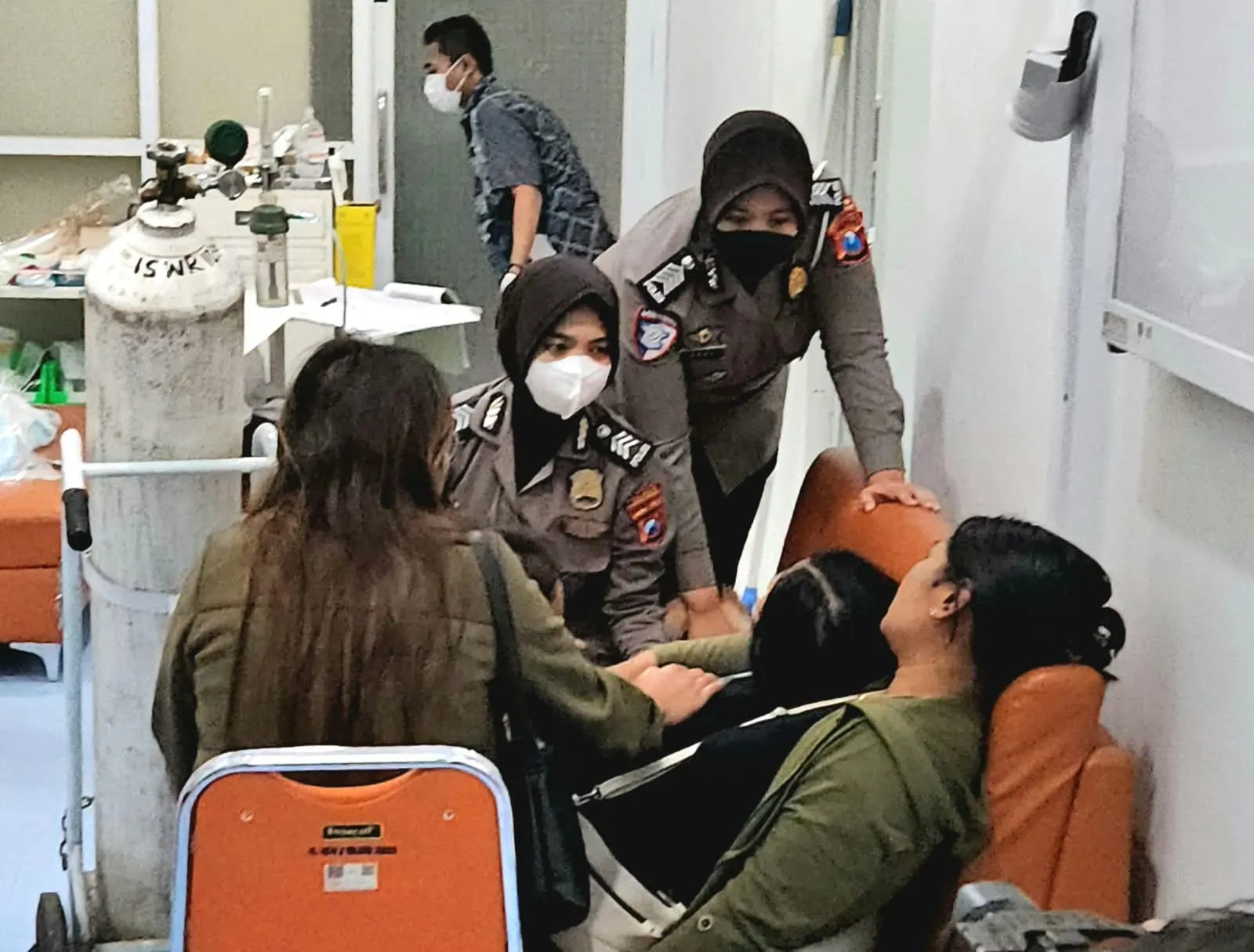 Sentuhan Humanis Kapolres dan Polwan Probolinggo, Hadir Menguatkan Keluarga Korban Karhutla Bromo