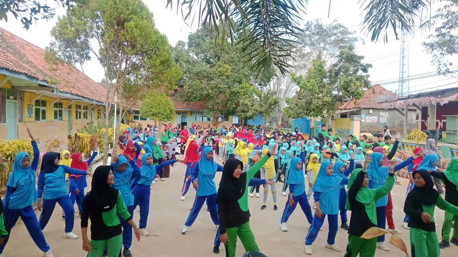 Demi Menjaga Kesehatan Para Siswa-Siswi SDN Angkatan 1 Arjasa Gaungkan Budaya Hidup Sehat Lewat Senam Bersama