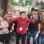 Sidang Ditunda ,keluarga tangis histeris diluar halaman PN Kota Pasuruan.