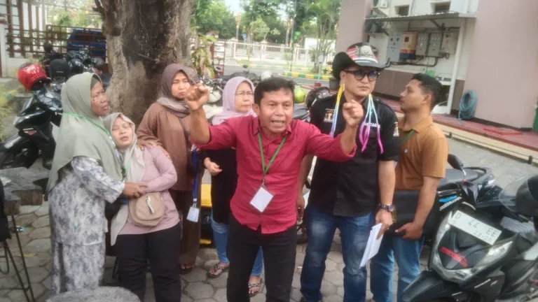 Sidang Ditunda ,keluarga tangis histeris diluar halaman PN Kota Pasuruan.