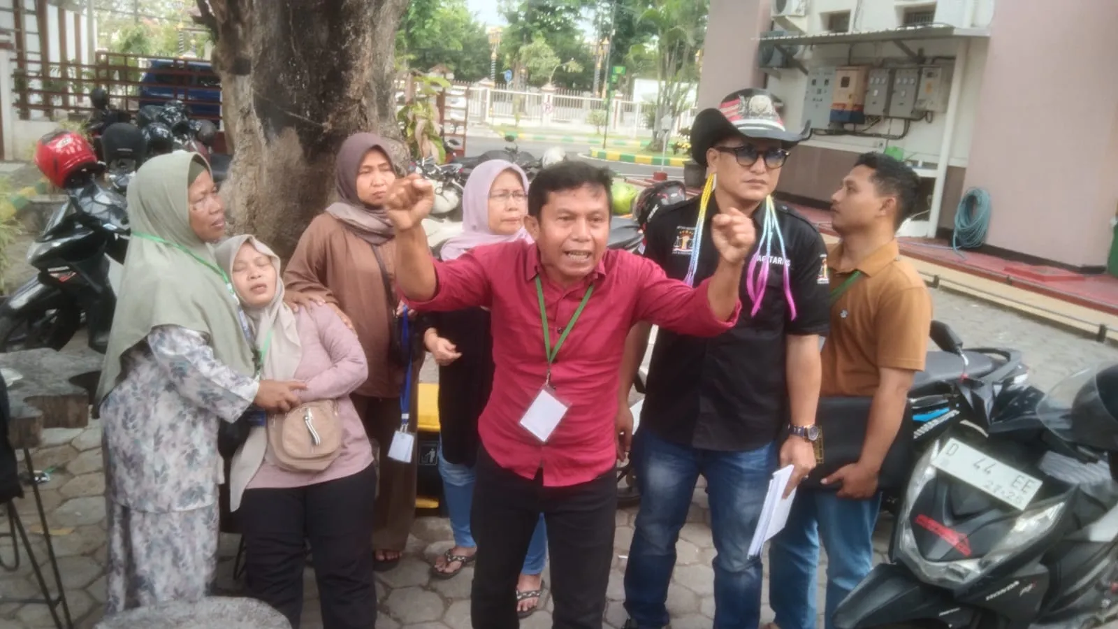 Sidang Ditunda ,keluarga tangis histeris diluar halaman PN Kota Pasuruan.
