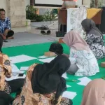 Puluhan ibu ibu PKK membatik serentak di hari batik nasional di kecamatan bugul kidul