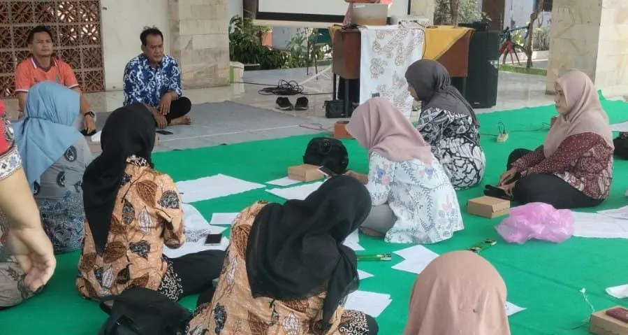 Puluhan ibu ibu PKK membatik serentak di hari batik nasional di kecamatan bugul kidul
