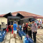 Tak Hanya Tangani Karhutla, Satbrimob Polda Kalbar Bantu Penuhi Kebutuhan Air Bersih Warga Ketapang