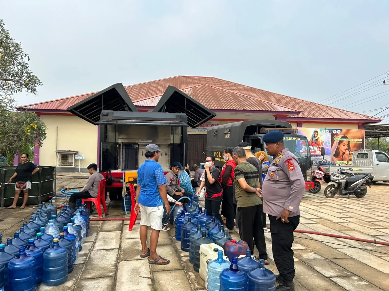 Tak Hanya Tangani Karhutla, Satbrimob Polda Kalbar Bantu Penuhi Kebutuhan Air Bersih Warga Ketapang