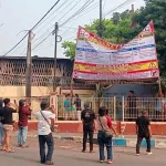 Keluarga Ahli Waris Pasang Banner Raksasa di Kantor Kelurahan Bukir, Desak Penyelesaian Sengketa Lahan