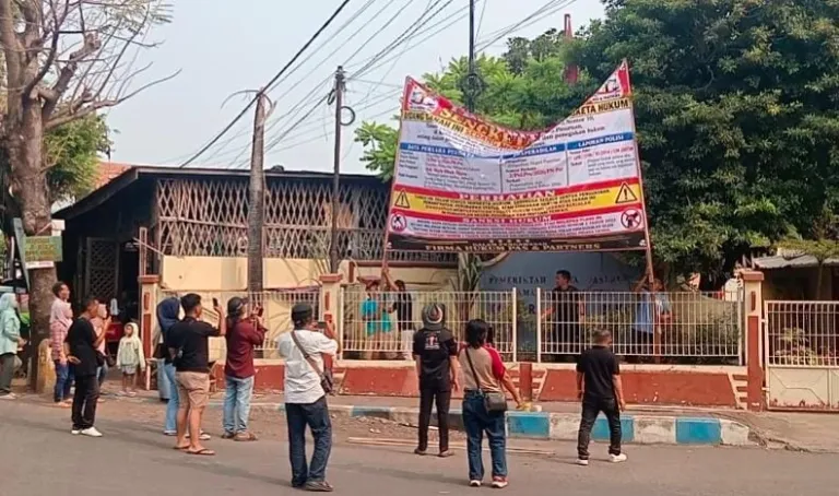 Keluarga Ahli Waris Pasang Banner Raksasa di Kantor Kelurahan Bukir, Desak Penyelesaian Sengketa Lahan
