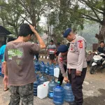 Bantu Warga Kesulitan Air Bersih, Brimob Kalbar Salurkan Air Bersih di Ketapang