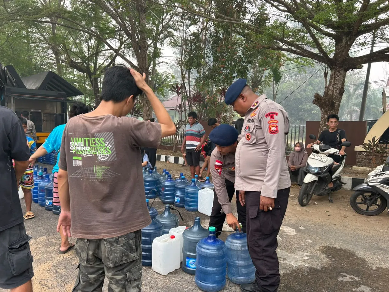 Bantu Warga Kesulitan Air Bersih, Brimob Kalbar Salurkan Air Bersih di Ketapang
