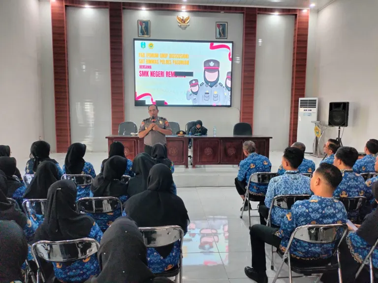 Satbinmas Polres Pasuruan Jadi Pembina Upacara di SMKN Rembang, Tanamkan Disiplin dan Jauhi Kenakalan Remaja.