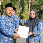Peringatan HUT ke-81 Provinsi Jawa Timur Dirangkai dengan Penyerahan SK PPPK Paruh Waktu, Bupati Gresik Tekankan Kinerja dan Pelayanan Publik