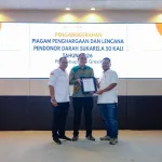 Bupati Gresik Bersama PMI Berikan Apresiasi kepada Pendonor Darah 50 Kali