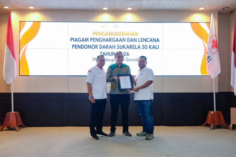 Bupati Gresik Bersama PMI Berikan Apresiasi kepada Pendonor Darah 50 Kali