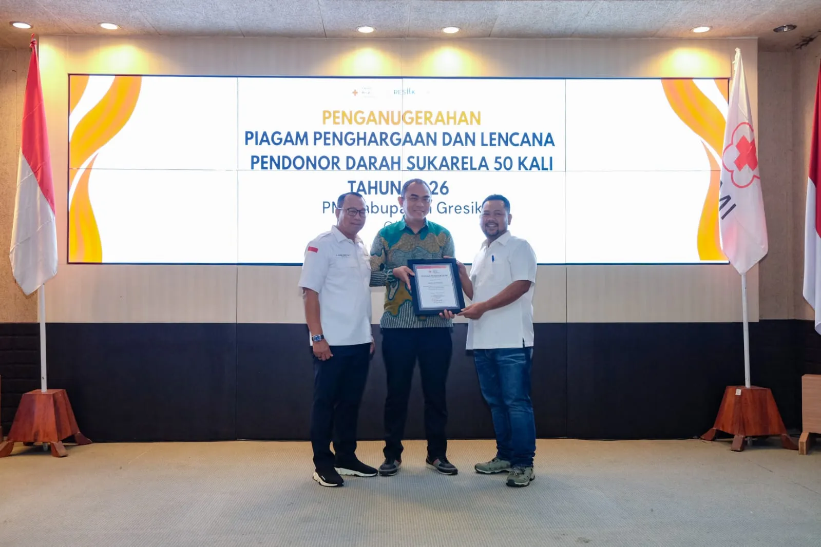 Bupati Gresik Bersama PMI Berikan Apresiasi kepada Pendonor Darah 50 Kali
