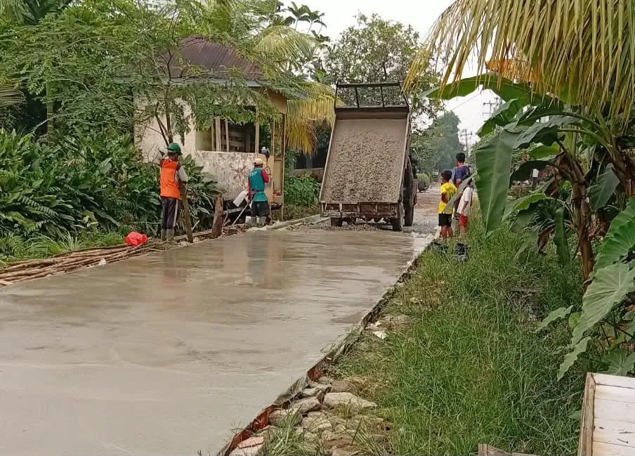Warga RT 07/RW 07 Komplek Korpri Sambut Baik Pembangunan Jalan Rabat Beton