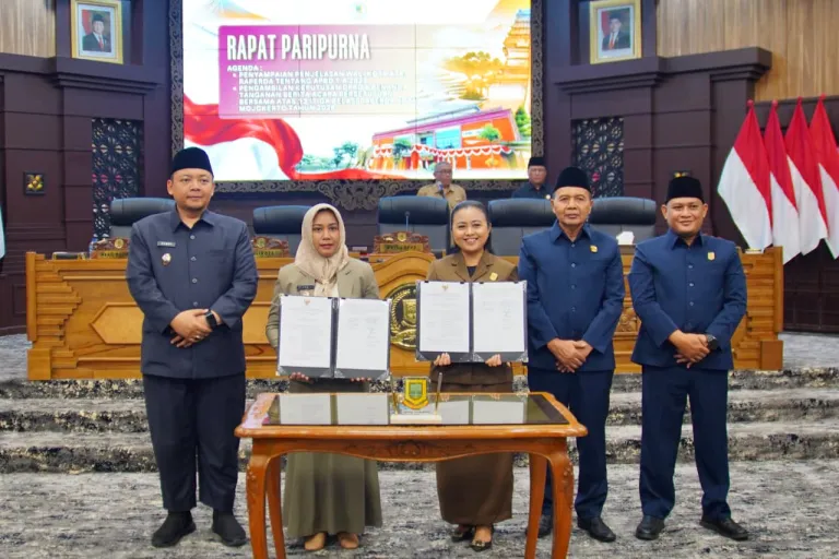 Wali Kota Mojokerto Sampaikan Nota Keuangan APBD 2027 dan Pendapat Akhir atas 13 Raperda