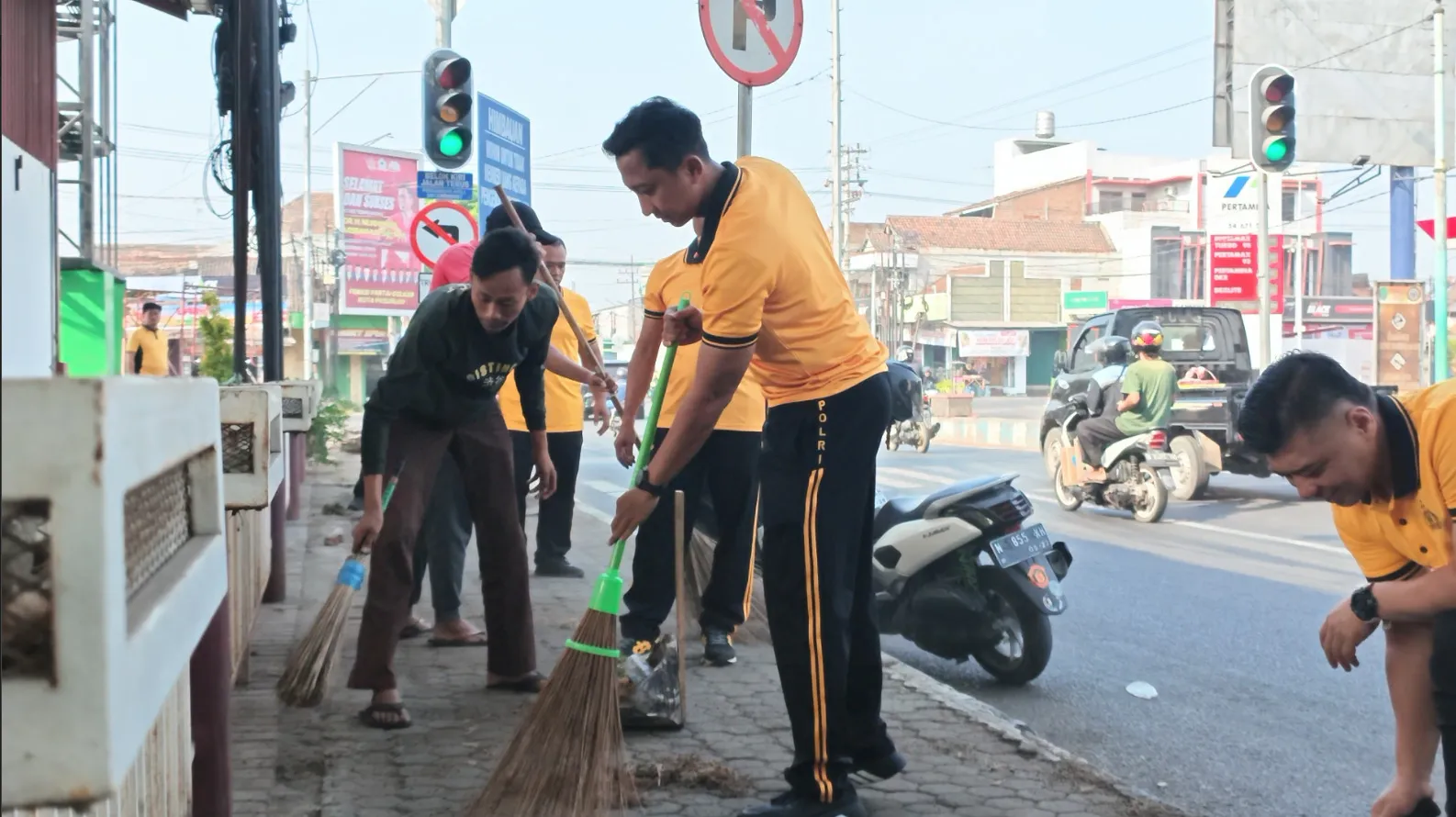 Wujudkan Green Policing, Kapolres Pasuruan Kota Pimpin Kurve Bersama Warga Bersihkan Pasar Kebonagung