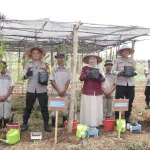 Polres Pasuruan Dukung Ketahanan Pangan, Tanam Uwi Ungu dan Panen Melon di SMKN 1 Purwosari