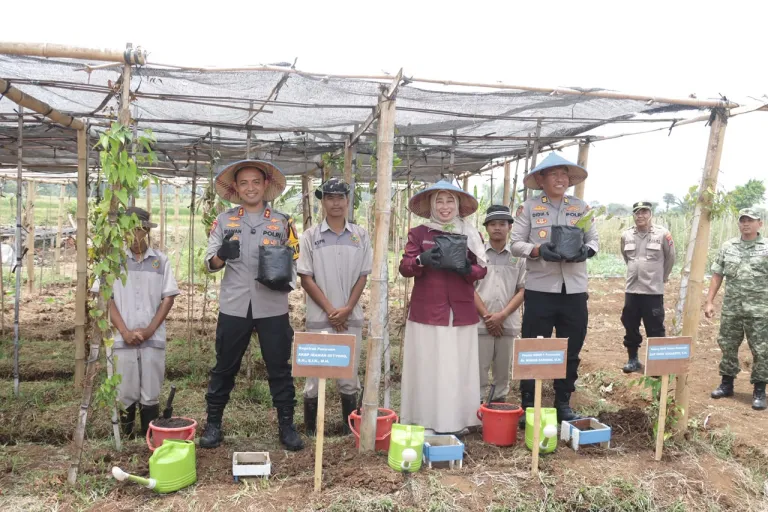 Polres Pasuruan Dukung Ketahanan Pangan, Tanam Uwi Ungu dan Panen Melon di SMKN 1 Purwosari