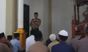 Ingatkan Bahaya Judi Online dan Narkoba, Wakapolres Kubu Raya Sapa Jemaah Masjid