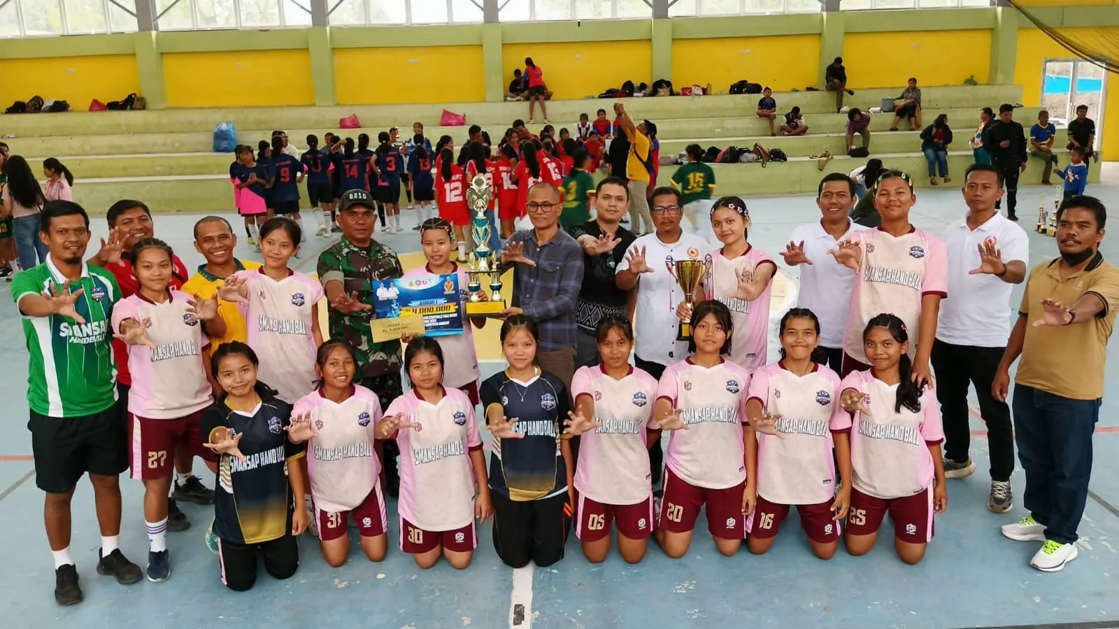 Turnamen Handball (Bola Tangan) Piala Bupati Samosir  Tingkat Pelajar Berakhir, Seluruh Tim  Tampil Sportivitas