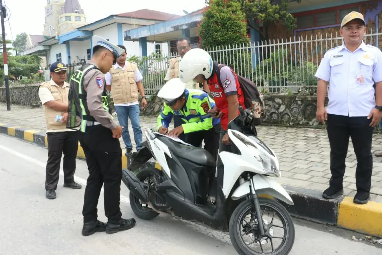 Bapenda Samosir Bersama Polres Dan Samsat Gelar Razia Gabungan Pajak Kendaraan Bermotor