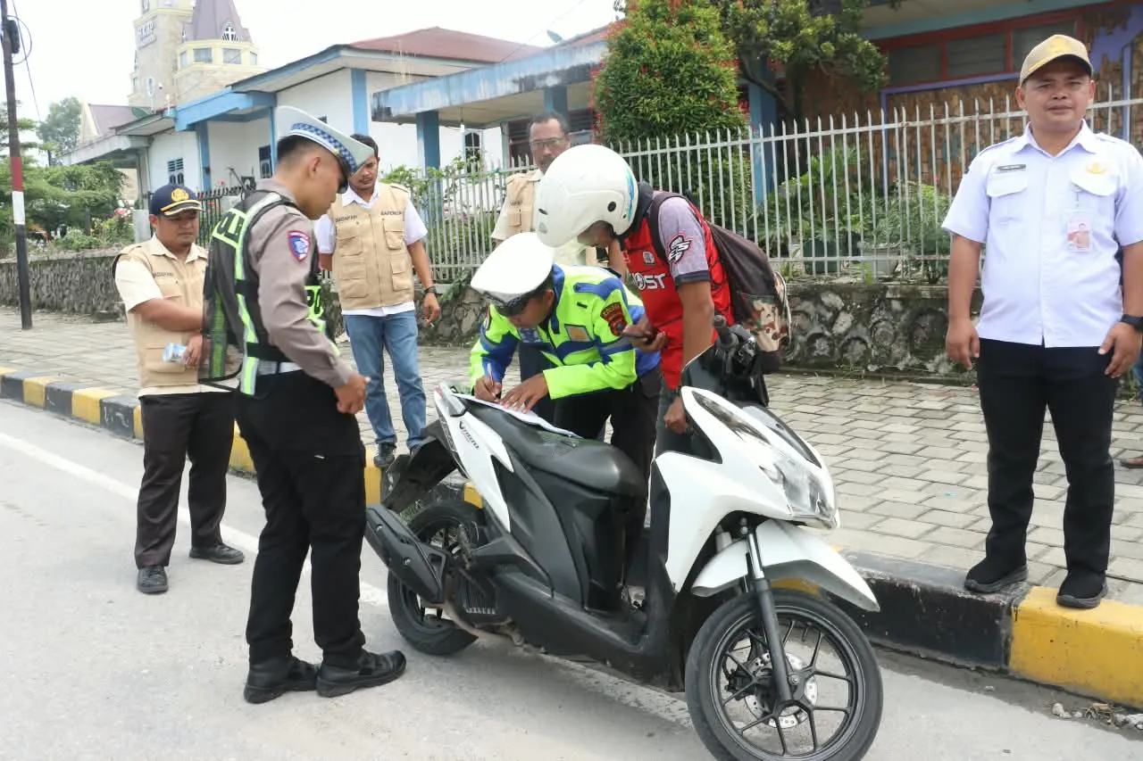 Bapenda Samosir Bersama Polres Dan Samsat Gelar Razia Gabungan Pajak Kendaraan Bermotor