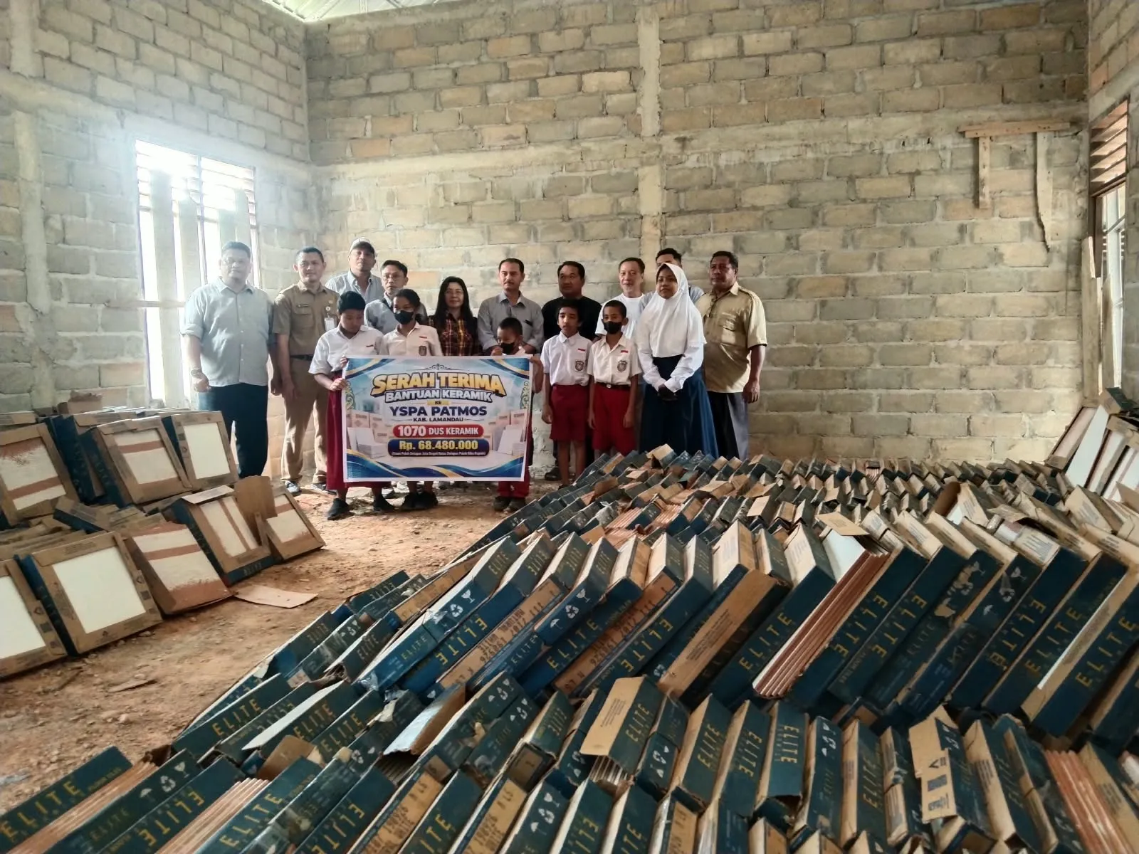 USTP Grup–PT SMG Salurkan Bantuan 1070 Dus Keramik Senilai Rp68,48 Juta untuk Pembangunan YSPA PATMOS