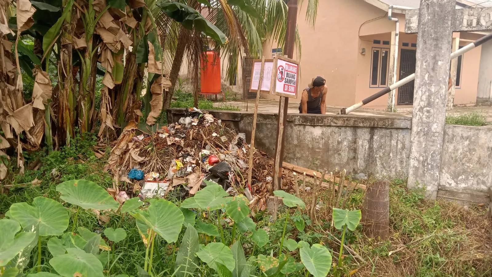 Mohon Kesadaran Warga Untuk Tidak Membuang Sampah Dipinggir Parit.