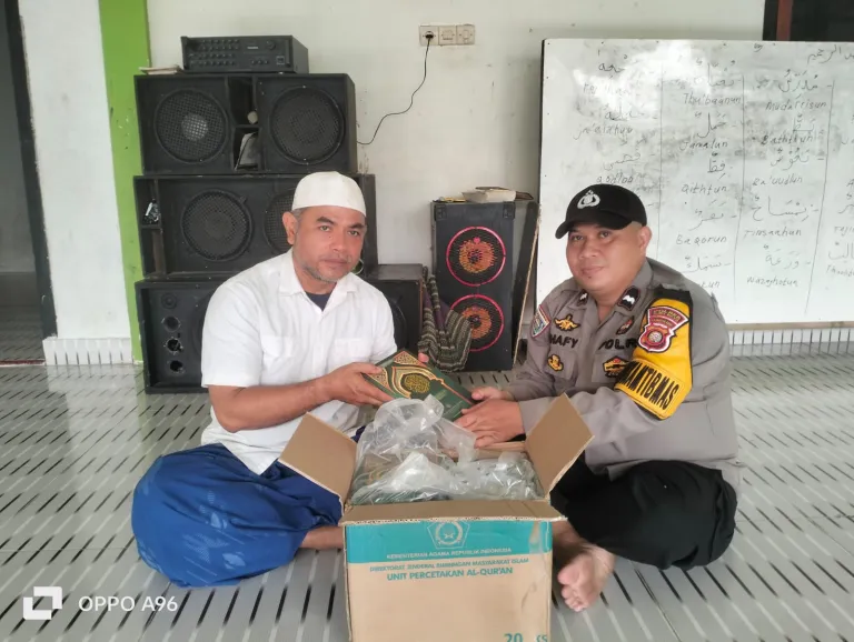 Bhabinkamtibmas Batu Ampar Salurkan Al-Qur’an ke Dua Pesantren