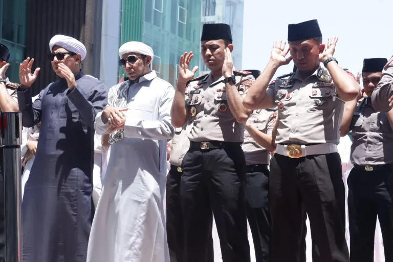Kapolres Pasuruan Hadiri Salat Istisqa di Ponpes Dalwa, Bersama Santri Panjatkan Doa Memohon Hujan Berkah