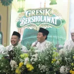 Gresik Bersholawat Dipadati Ribuan Jamaah, Bupati Ajak Masyarakat Perkuat Doa dan Kebersamaan