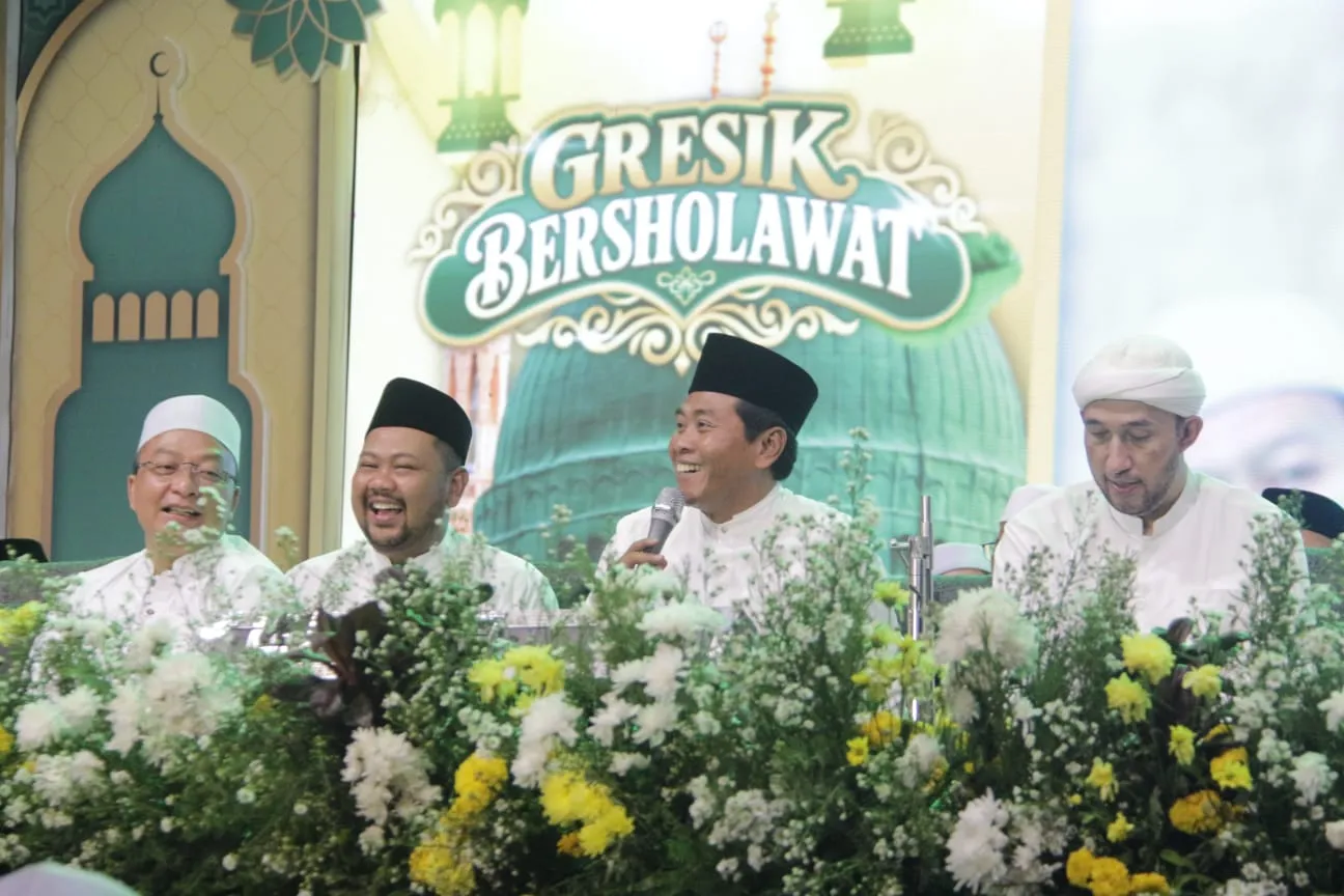 Gresik Bersholawat Dipadati Ribuan Jamaah, Bupati Ajak Masyarakat Perkuat Doa dan Kebersamaan